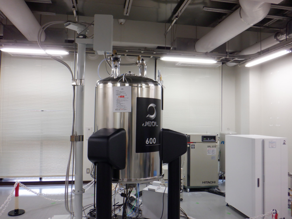 高磁場NMR（600MHz溶液）