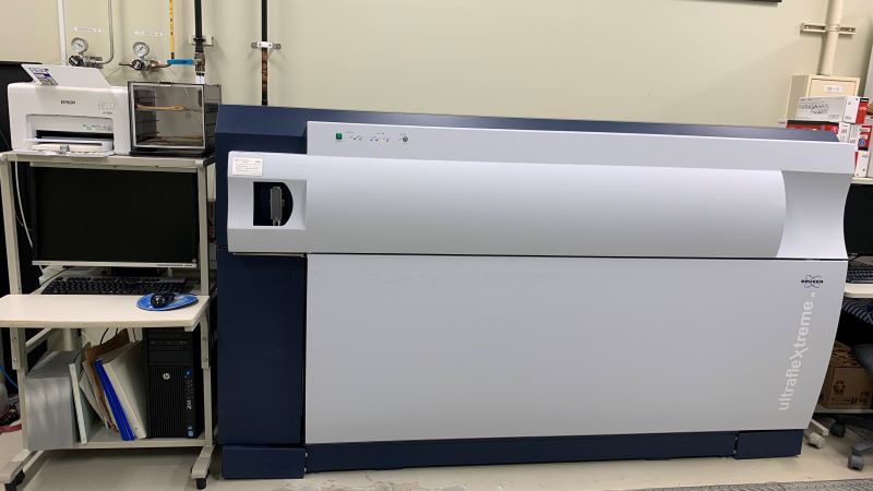 マトリックス支援レーザー脱離イオン化タンデム飛行時間型質量分析計