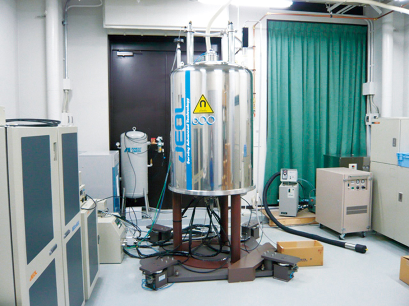 高磁場NMR(600MHz溶液)