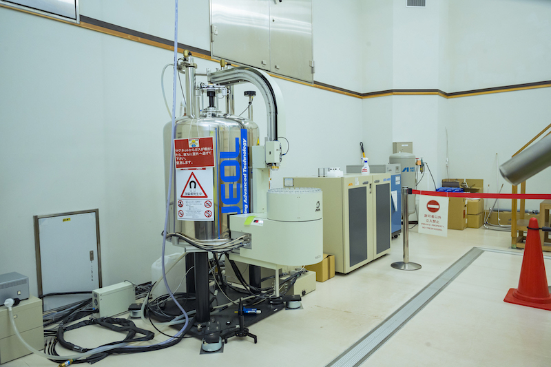 400MHz 固体・溶液NMR